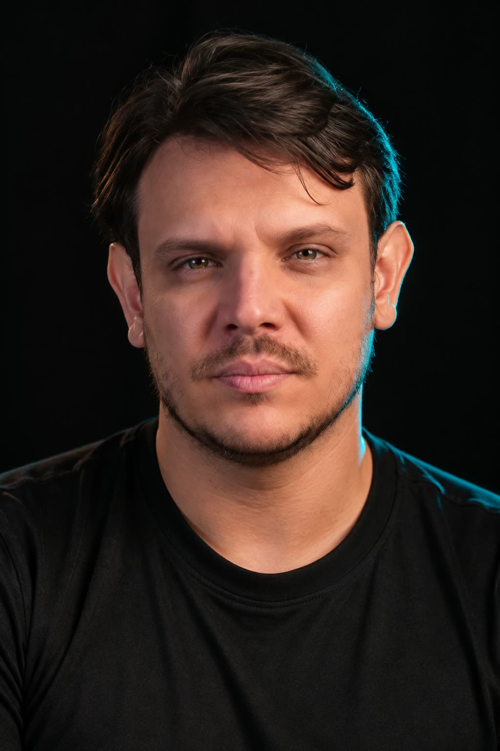 Retrato em close de Diego, professor do curso